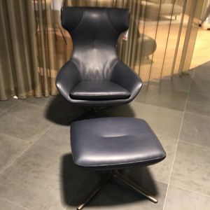 Leolux Caruzzo fauteuil met poef 